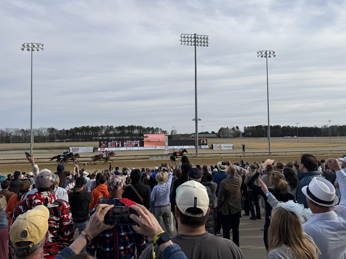 maximumleader's tweet photo. The finish of the Virginia Derby. #ColonialDowns FWIW, I am up $14 at the end of the day. https://t.co/dA6sxUWKfv