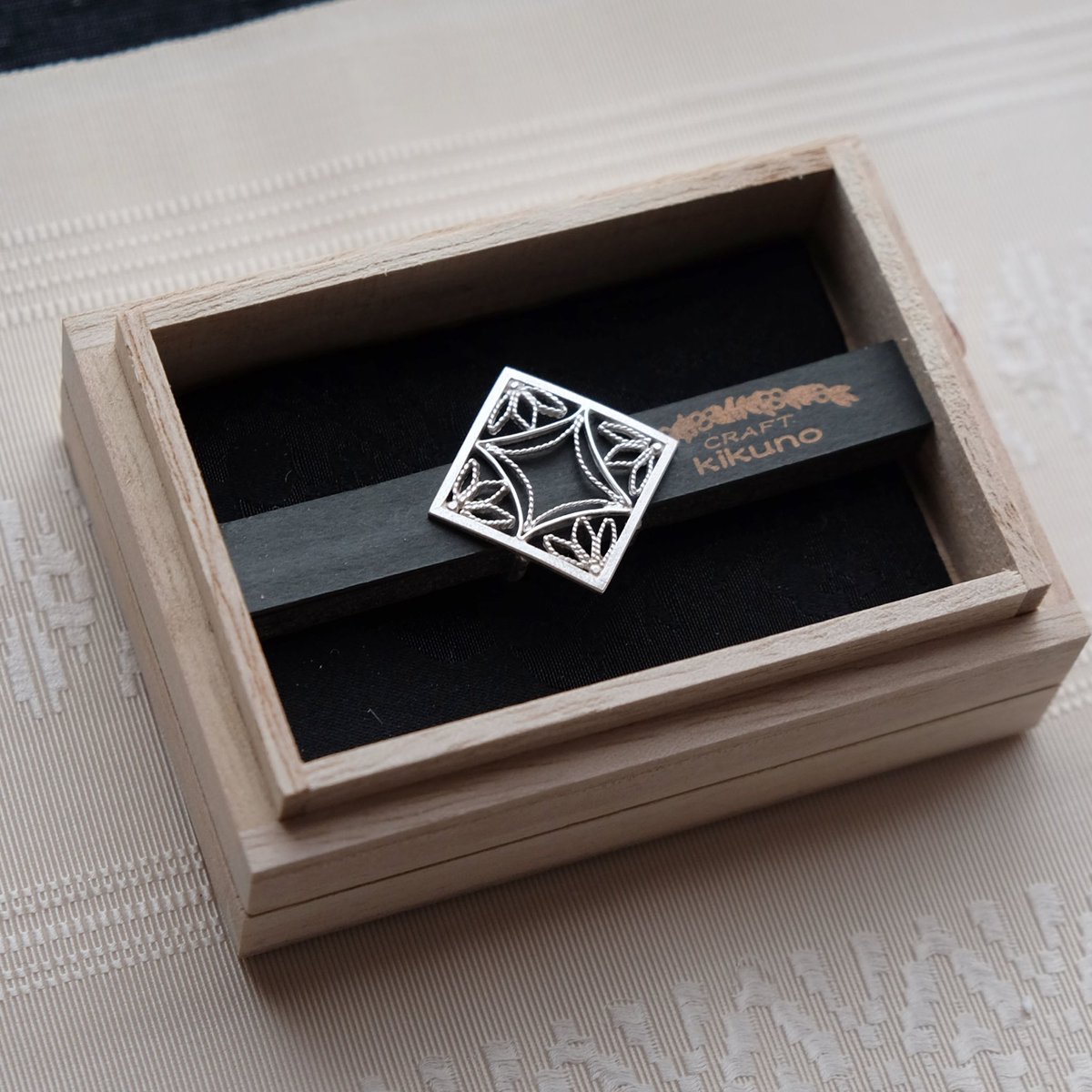 craftkikuno's tweet photo. 『きものSalon2026春夏号』
にCRAFT kikuno の銀細工“Tile帯留”を
掲載いただいています。

第一特集
「涼やかに単衣礼讃、最前線」
38ページ

賀来千香子さんの涼しげな単衣の着こなしに銀細工の帯留をコーディネートしていただいてます。
嬉しくて何度も見てしまってます♪ https://t.co/quEKIkPneE