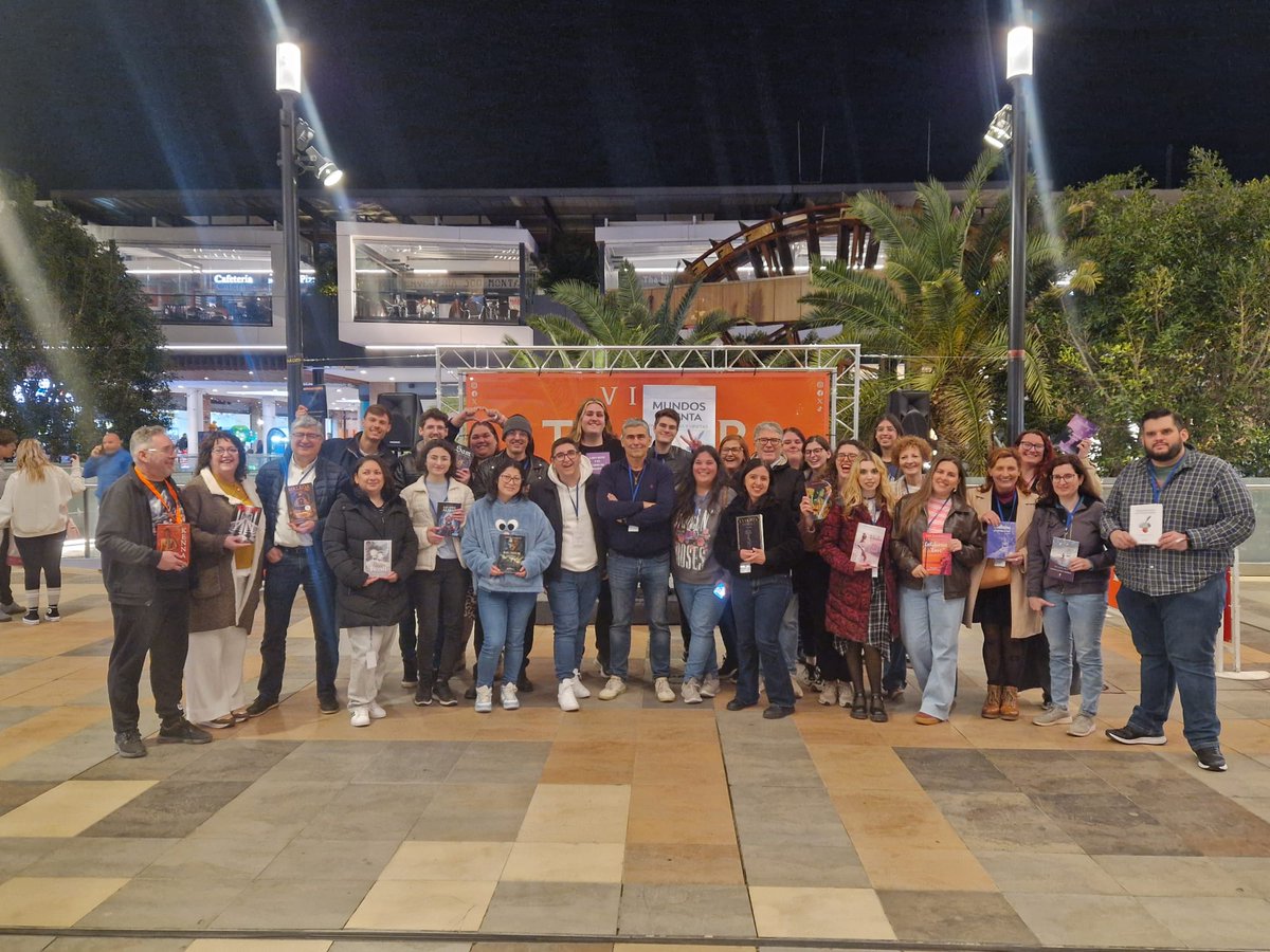 Ponemos fin al eventazo de Murcia.

Solo puedo decir GRACIAS. A mis compis y amigos de escritura. A mí familia de asociación. A quienes os habéis acercado para llevaros mi libro...

Me habéis hecho muy feliz. Tanto trabajo de organización ha merecido la pena. Mañana más fotos. 🥹