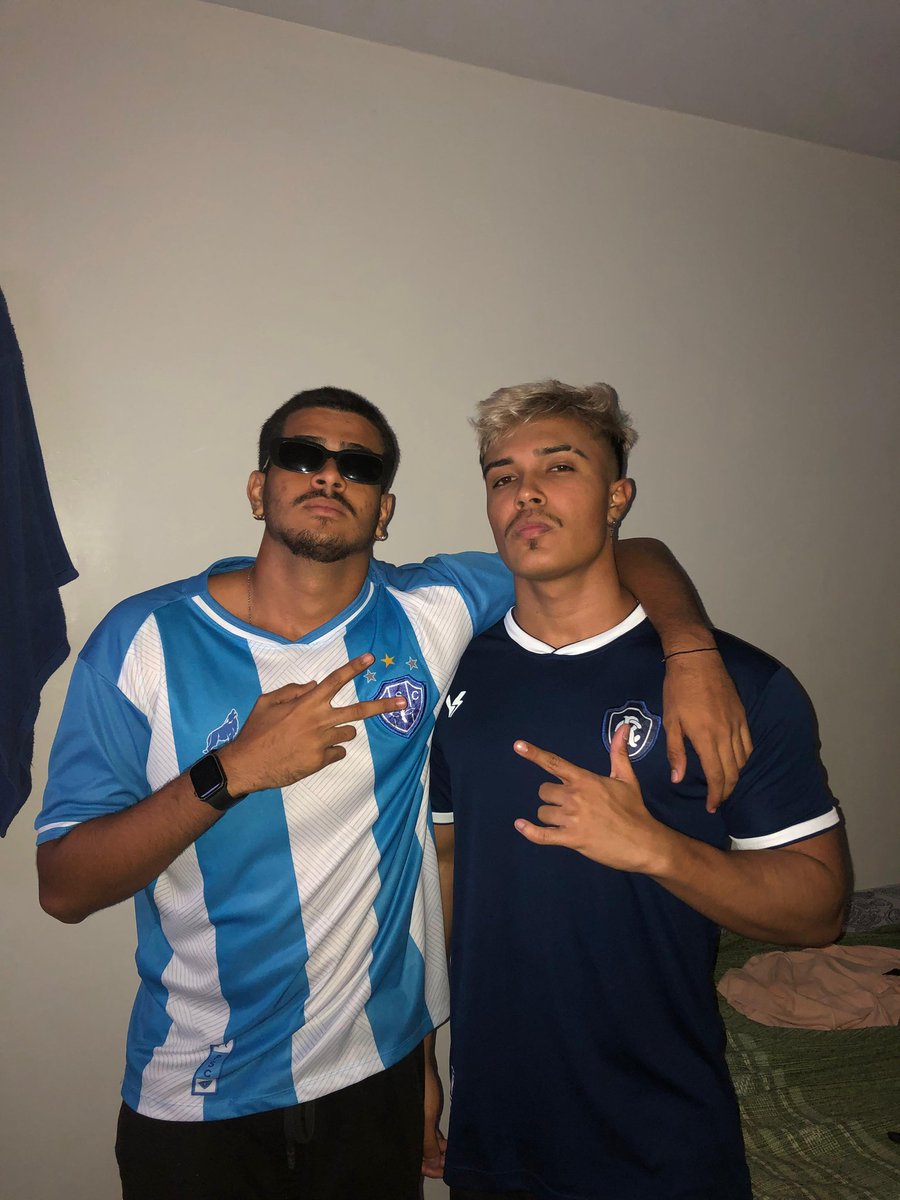 E pensar q essa foto faz um ano daqui a pouco...
Nos n éramos bons ,éramos os melhores 😂😂😂😂😂