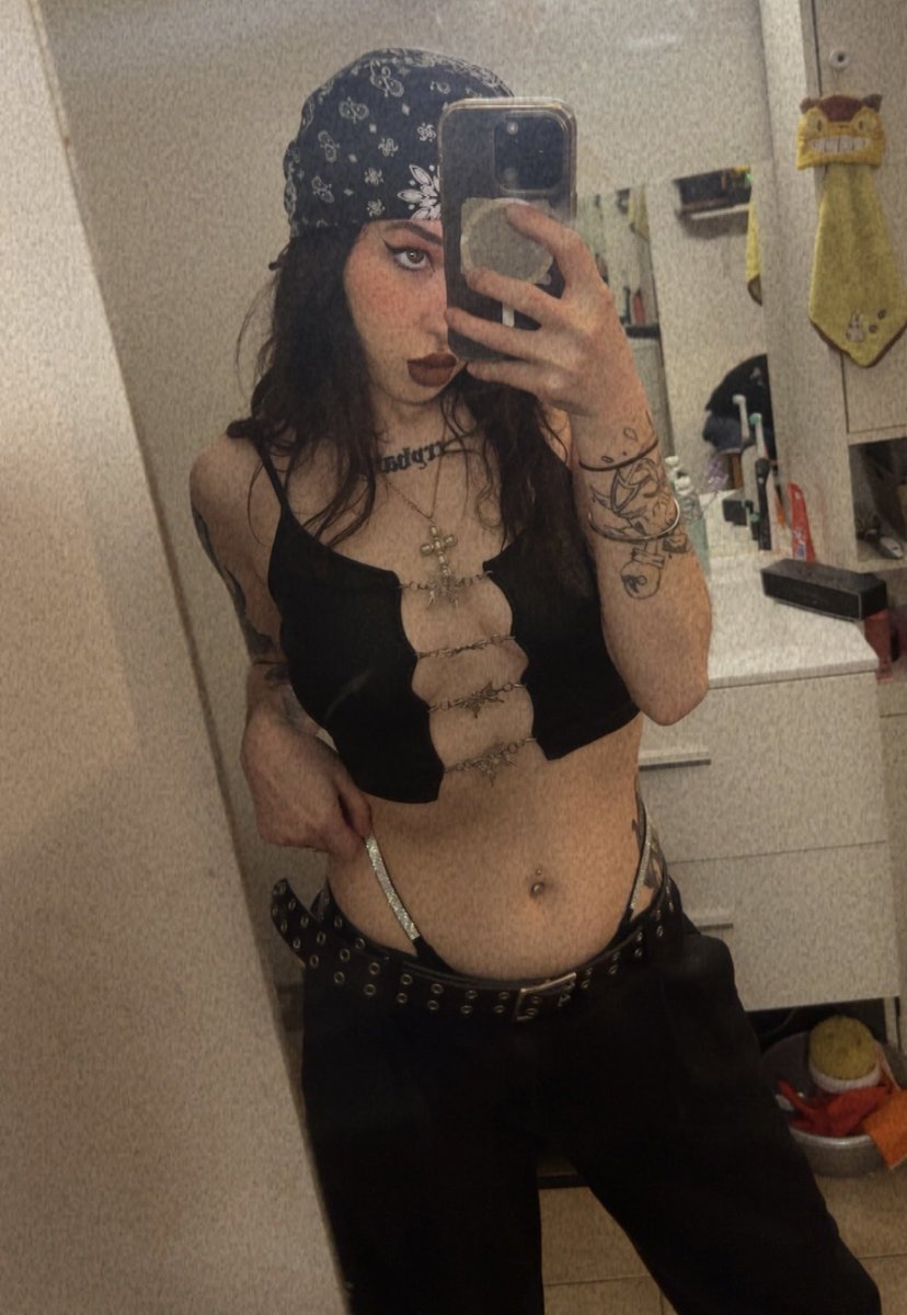 ⚢ 𝓑𝓐𝓑𝓨𝓓𝓞𝓛𝓛 ☮︎ ( fan account nicotine) tweet media