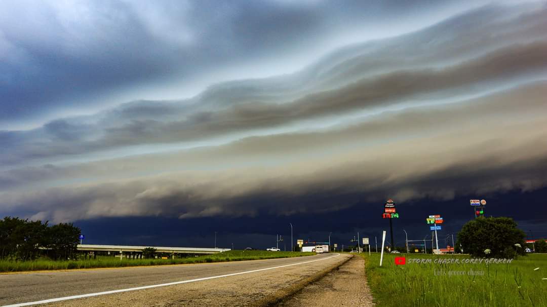 The shelf cloud on this upcoming QLCS is going to be an absolute beast! Shelfs might not be as exciting as a tornado or mothership, but a stacked shelf is still incredible to see!