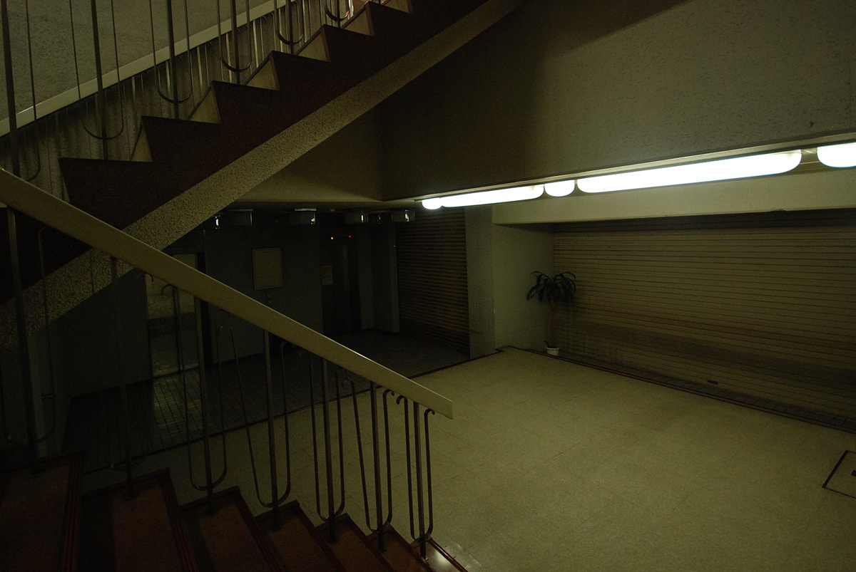 funtaryuji's tweet image. 3/22のイベント用に過去HDを漁ってたらBackroomsを彷彿とさせる写真が出てきた。2010年のものだ。八画文化会館で掲げた「終末観光」とリミナルスペースは明らかに1本の線で繋がっている。今回のトークイベントがその橋渡しになるはず。来てね！
#liminalspace #backrooms 
#あの空間・場所について