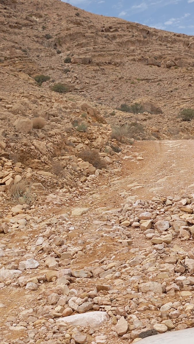 KMuqaimi's tweet photo. تأثر طريق قلهات حلوت بالأمطار الغزيره التي هطلت مساء امس السبت.
نرجو من المعنيين بالمحافظة بالإسراع بفتح الطريق فى اسرع وقت ممكن https://t.co/Fc2uuhJ0Tt