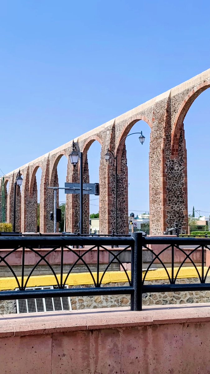 Bulvin's tweet photo. Postales que cuentan historia 🇲🇽✨

Los majestuosos Acueducto de Querétaro nos recuerdan que el tiempo pasa… pero la grandeza permanece. 📸

#Bulvin #CaptandoMomentos #Querétaro #México #ArquitecturaHistórica #ViajaPorMéxico #Fotografía 📷 https://t.co/grxVkxcSGd