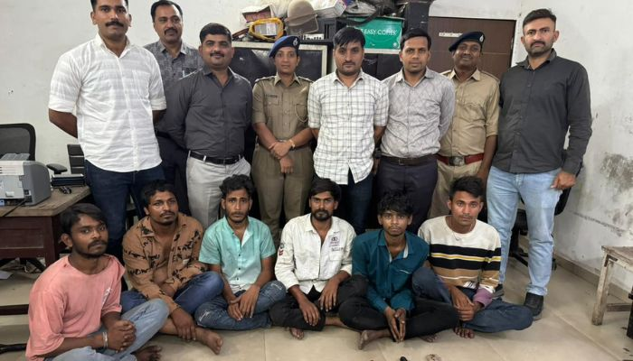 tv13gujarati's tweet image. સુરતના ગોડાદરામાં માત્ર ₹1000 માટે લોહીની નદી વહેતા રહી ગઈ: ફિલ્મી ઢબે પીછો કરીને પોલીસે 7 હથિયારધારીઓને દબોચ્યા

tv13gujarati.com/news/a-river-o…

#CCTVVideo #SuratPolice #MurderAttempt #Godadra #Surat