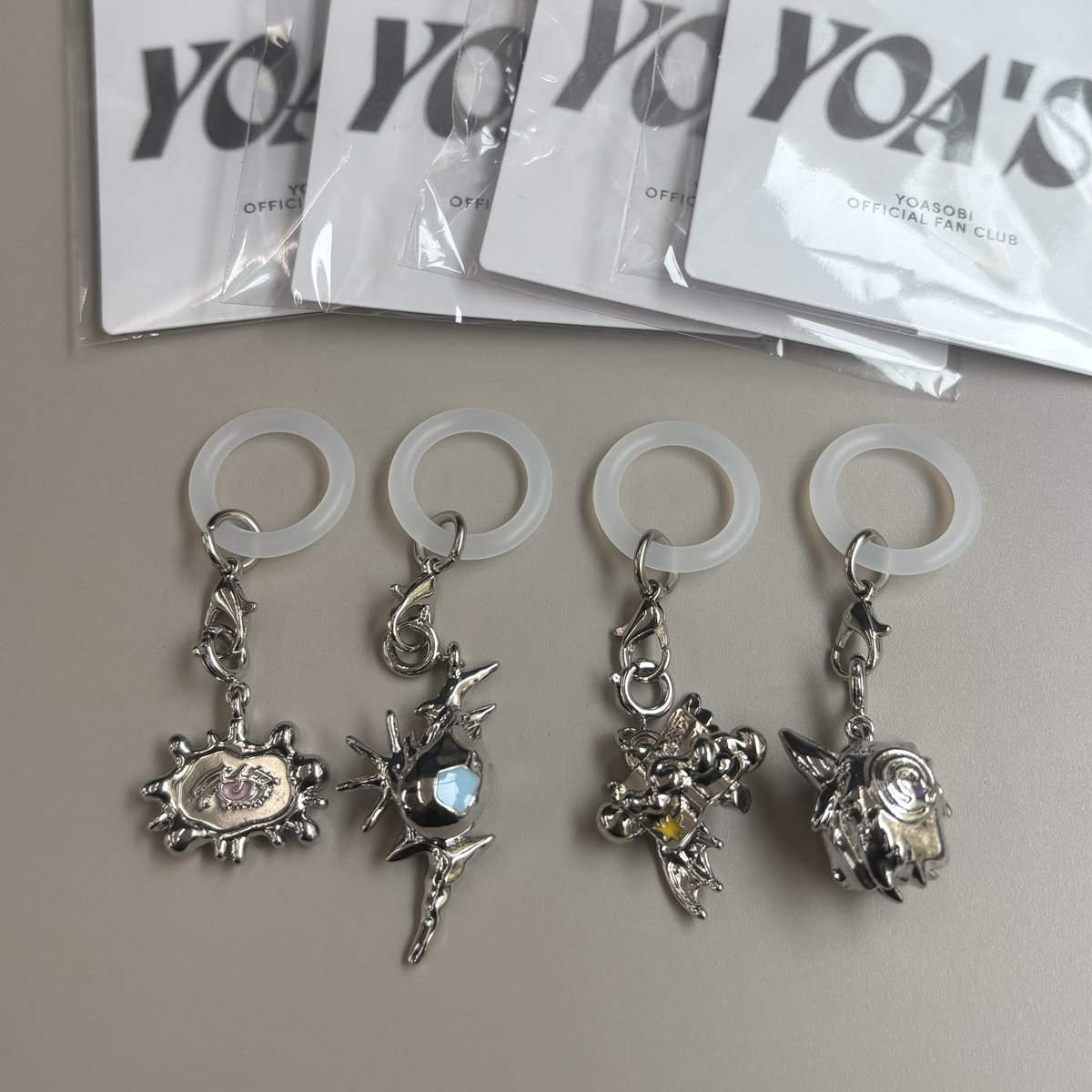 a___ys4's tweet photo. ネックレス買ってないからどうしようかなと思ったけど、セリアのアンブレラマーカー用リングにつけたらめじるしチャームになるからおすすめ❕激カワ❕
#YOASOBI https://t.co/oEc0tuUEw8