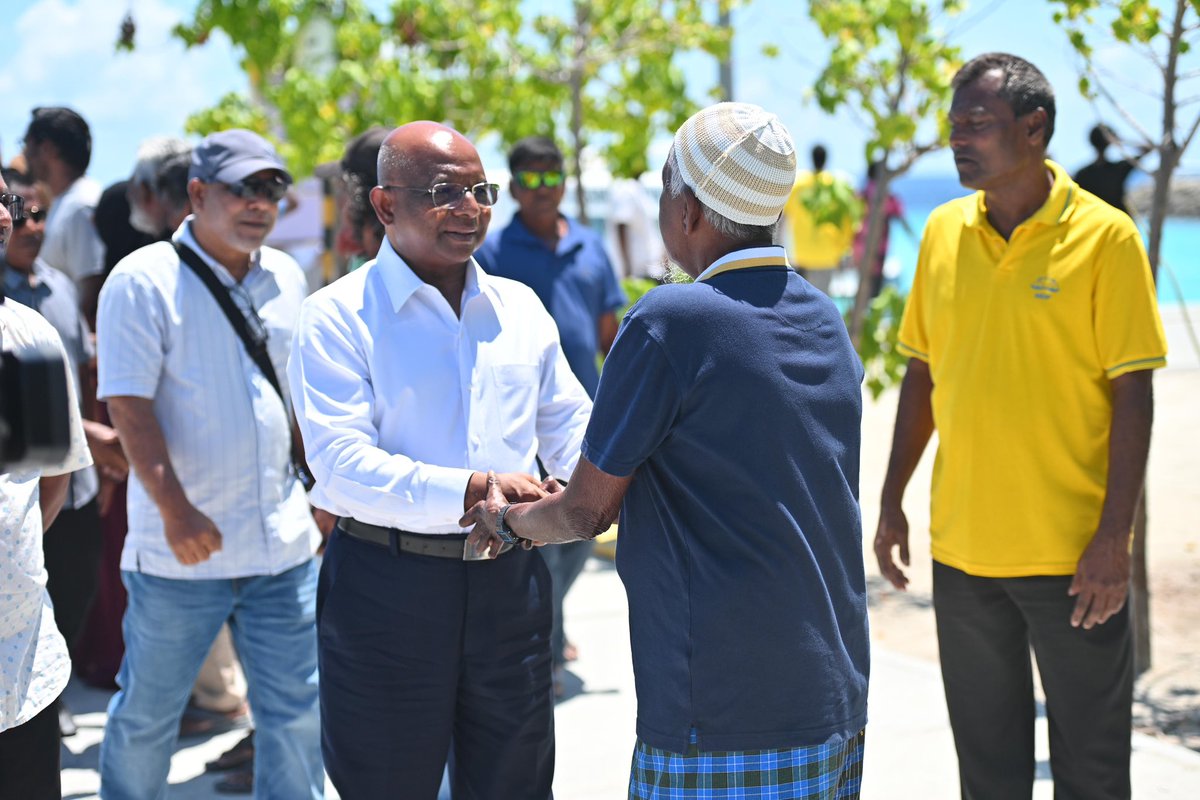 adduXfiles's tweet photo. #HappeningNow
MDP Raees @abdulla_shahid adhi MDP team local council inthihaabuge campaign ah AA. Ukulhas vadaigennevun maruhabaa dhannavan mulhi nikumehjje Ukulhas ge minivan javvu ranreendhoo in jareevefa
#HeyvallaThayyaru
#GearUp
#LCE2026
#WDC2026
#VoteMD https://t.co/gZ354hYNg6