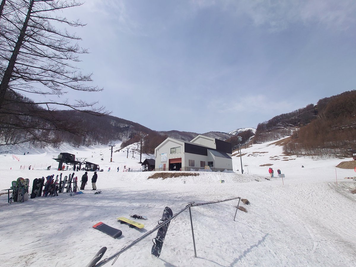 farm1028's tweet photo. オグナほたかスキー場

最終日でイベントいろいろやってた。
陽がそれなりに出でたけどリフト上2つのコースは締まった雪で滑りやすかったそれより下部はザクザク春スキー
どちらも滑りやすかったから楽しめた https://t.co/Kgb1y3clsi