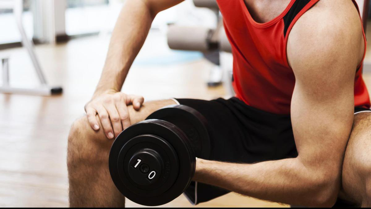 afrkml's tweet photo. By doing what? STRENGTH TRAINING alias angkat beban!

Terutama buat perempuan (krn risiko penurunan kepadatan tulang lebih tinggi, apalagi nanti pas menopause).

Klo laki2, biasanya lebih mudah klo disuruh angkat beban.

Latihan beban tuh udh kebukti naikin atau mempertahankan bone mineral density (BMD). Sel pembentuk tulang terstimulasi pas ada rangsangan mekanik angkat beban → tulang jd lebih kuat

Terus ya, seiring nambah umur, tubuh tuh cenderung lebih banyak “ngebongkar” tulang dibandingin “ngebangun”, apalagi klo gak ada stimulus latihan beban

Makanya klo dibiarin, penurunan kepadatan tulang bisa terjadi secara bertahap.

Tentu pengennya tetep tegap & kuat kan pas dewasa tua sampai lansia? 😆