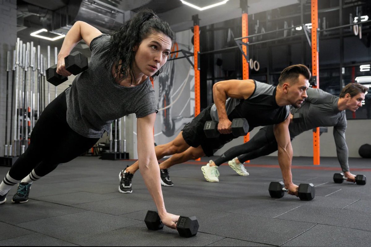 afrkml's tweet photo. By doing what? STRENGTH TRAINING alias angkat beban!

Terutama buat perempuan (krn risiko penurunan kepadatan tulang lebih tinggi, apalagi nanti pas menopause).

Klo laki2, biasanya lebih mudah klo disuruh angkat beban.

Latihan beban tuh udh kebukti naikin atau mempertahankan bone mineral density (BMD). Sel pembentuk tulang terstimulasi pas ada rangsangan mekanik angkat beban → tulang jd lebih kuat

Terus ya, seiring nambah umur, tubuh tuh cenderung lebih banyak “ngebongkar” tulang dibandingin “ngebangun”, apalagi klo gak ada stimulus latihan beban

Makanya klo dibiarin, penurunan kepadatan tulang bisa terjadi secara bertahap.

Tentu pengennya tetep tegap & kuat kan pas dewasa tua sampai lansia? 😆