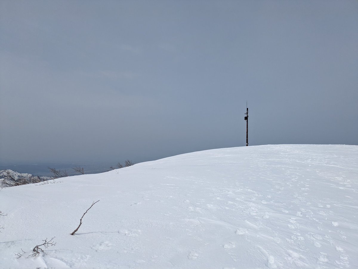 jump_trail's tweet photo. 初雪山（1,610m）、北尾根から往復。朝日岳、栂海新道が素晴らしい。1350mアップと一気に登り上げ、標高550mまで滑れました。いい山スキー・BCだったかな。 https://t.co/NSnSObYxDd