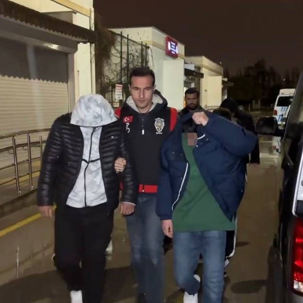 Adana’da 17 yaşındaki Erdoğan Ertaş, sigara vermediği gerekçesiyle bıçaklı saldırıda hayatını kaybetti.

— İddiaya göre şüpheliler: Ö.A. (17), N.K. (16), H.O. (17), M.İ. (16), S.Y. (17) “Sigara yok” yanıtı sonrası 4 kardeşe bıçakla saldırdılar.
— 17 yaşındaki Erdoğan Ertaş