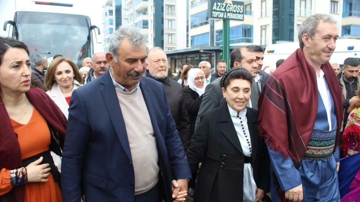 tsoj1990's tweet photo. #Leyla'ya:
Siyaset pazarında her tarafa oynarsanız fırıldak olursunuz;
Ne kişiliğiniz kalır ne de ahlakınız;
Egemenlerin elinde ruhsuz bir oyuncağa dönüşürsünüz… https://t.co/IUThKgiilE