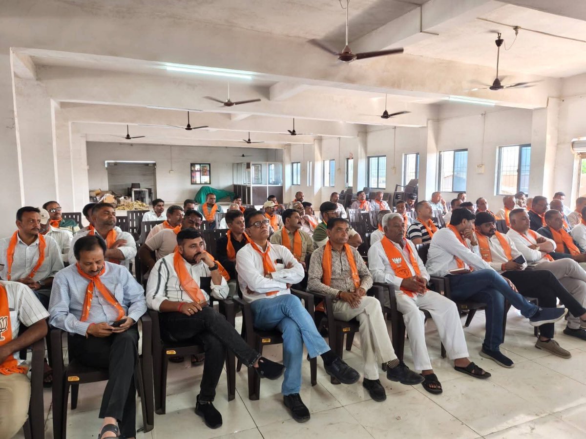 આજરોજ વિસાવદર માર્કેટિંગ યાર્ડ ખાતે વિસાવદર તાલુકા અને શહેર ભાજપની આગામી કાર્યક્રમોને અનુલક્ષીને મહત્વપૂર્ણ બેઠક યોજાઈ હતી.
આવનારા કાર્યક્રમોને સફળ બનાવવા માટે સર્વે કાર્યકર્તાઓએ સંકલ્પ લીધો.
#BJP #Visavadar #Meeting #TeamBJP #Organization #Vikas #Gujarat