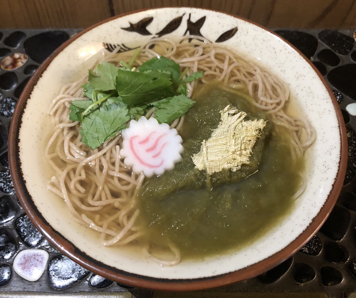 ryojoutanu's tweet photo. 京阪本線清水五条駅の駅近路麺、#すば でとろろ昆布三つ葉そば700円を。また来てしまった…。盛り付けが美しい。そばらしいそば。とろろ昆布が溶けた淡いつゆの旨さは完飲必至。女性客多し。
#忘れじの駅そば #立ち食いそば https://t.co/7tzpuFA4Gi