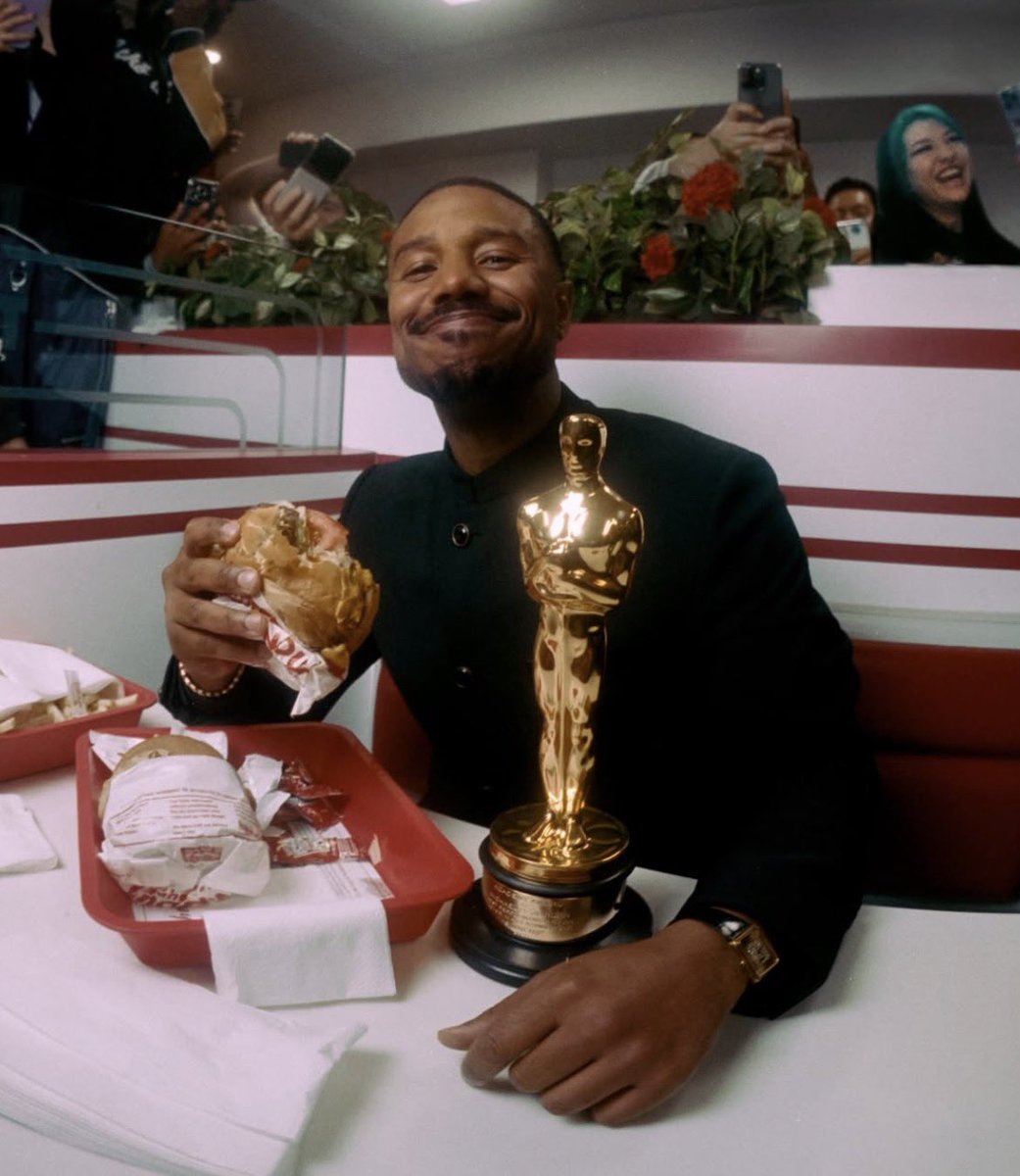 Michael B. Jordan with his Oscar.

📸 leovolcy