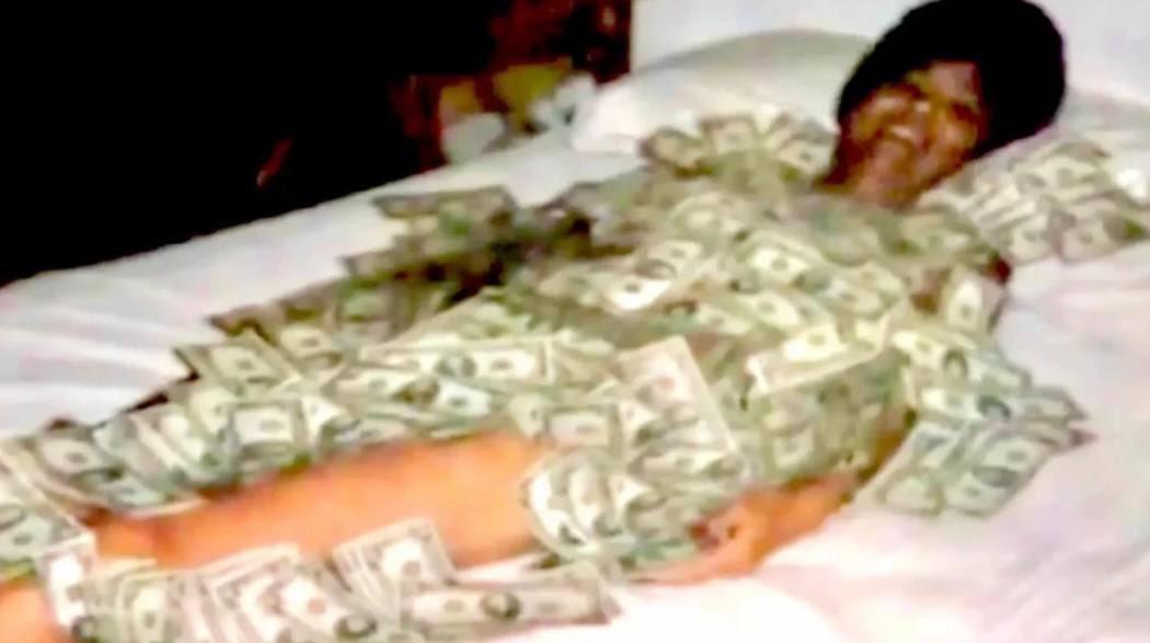 Fanb0y_x's tweet photo. In 1988, Mary Ellen Samuels had her estranged husband e*ecuted to collect $500,000 life insurance. She spent it on a Cancun trip where she was photographed, covered in $20,000 cash. She then hired two men to str*ngle the hitman who was about to confess https://t.co/zv3Qwl75bw