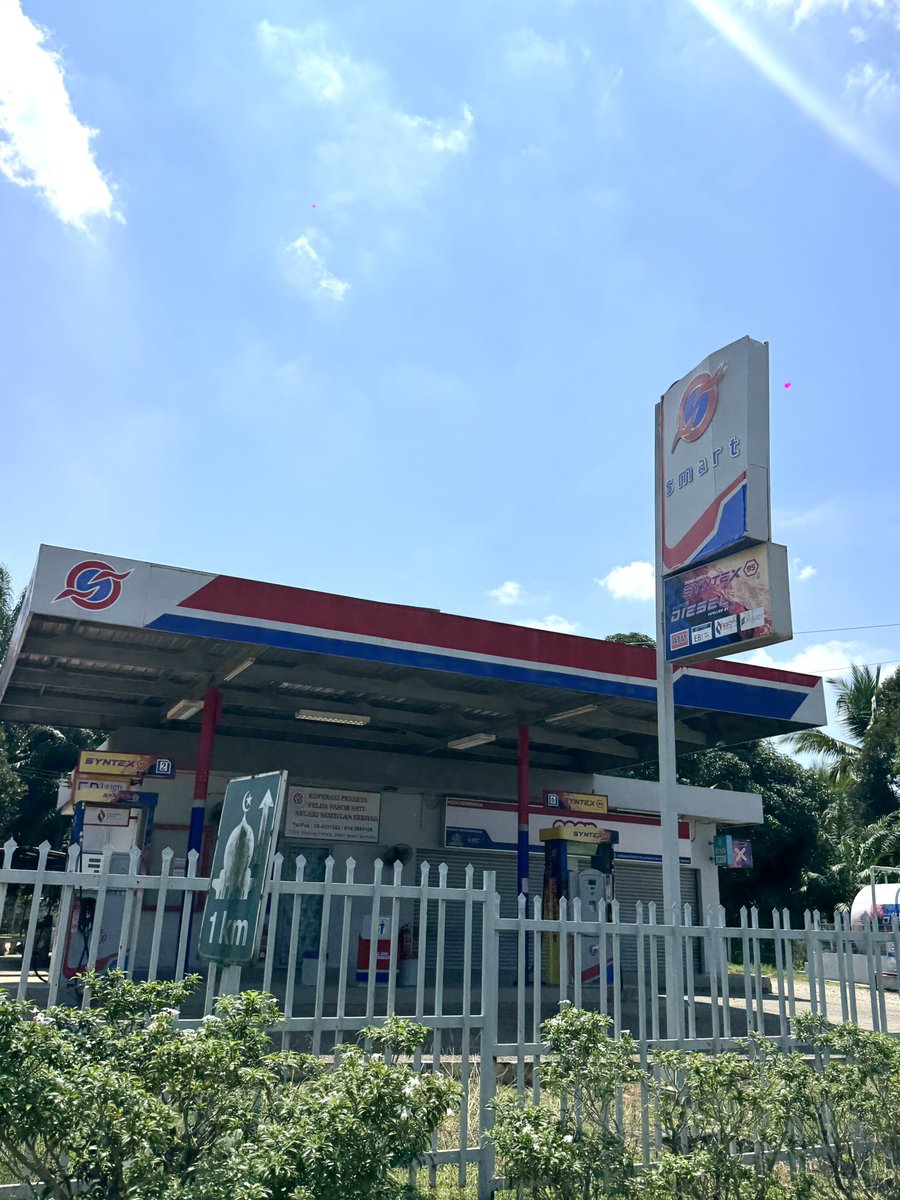 AkeemSharyzal's tweet photo. Balik kg sekali terjumpa station minyak ni, bapak rare weh. https://t.co/IuiytYxddc