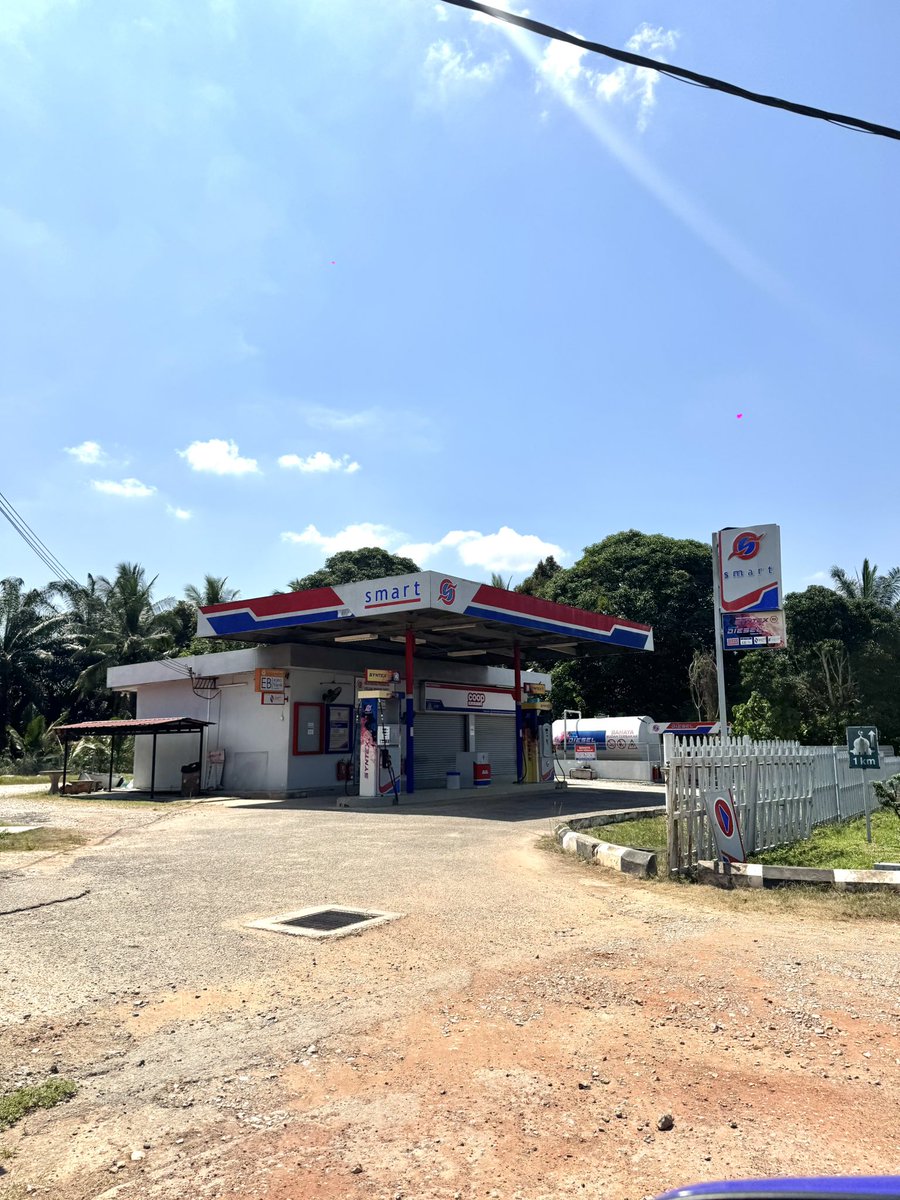 AkeemSharyzal's tweet photo. Balik kg sekali terjumpa station minyak ni, bapak rare weh. https://t.co/IuiytYxddc