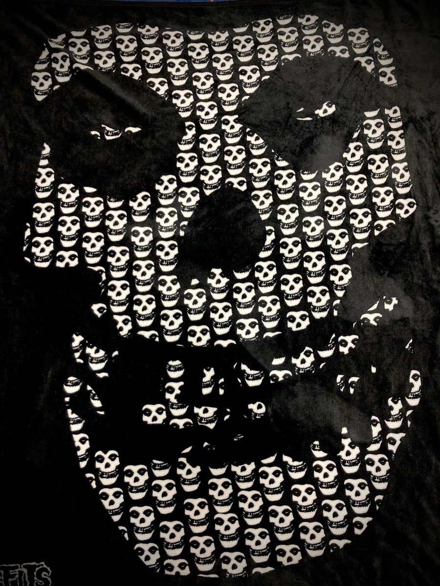 Misfits Fiend Skull All Over Tシャツ🙂
1枚所持してますがやや細身なボディなので、着回し用に2XLサイズでもう1枚ゲット。Lサイズ相当で着丈もちょうど良い。お気にです。年相応の落ち着いた格好を目指しているもののクローゼットが学生時代と何も変わらないのが痛い。ちなみに毛布もMisfits。