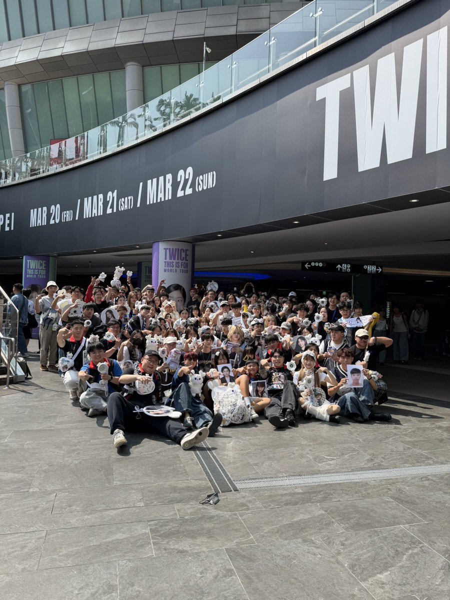 何佩 tweet media