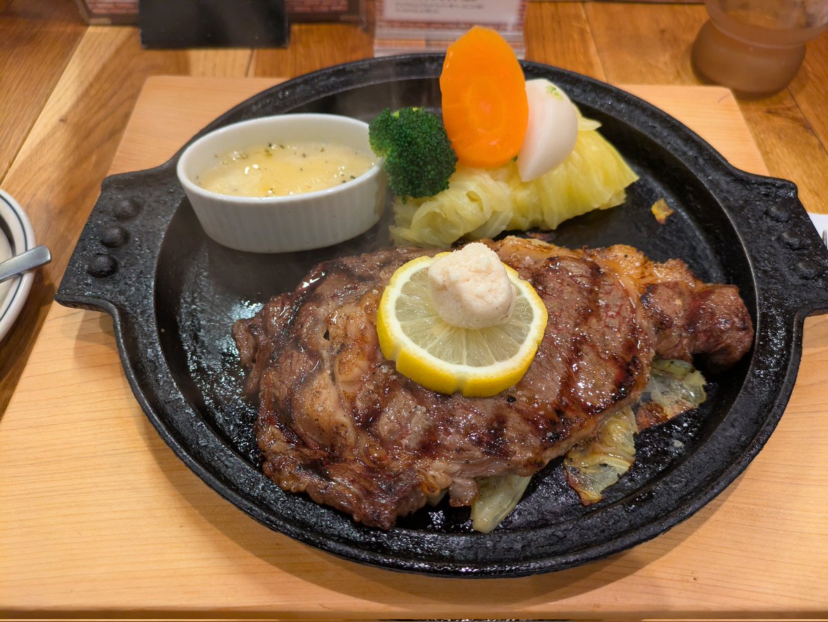 hide_mon_'s tweet photo. 六義園のライトアップで桜を見たあとのグリルKでステーキとハンバーグ
付け合せの野菜も美味しく幸せ度が上がるお店 https://t.co/1a6sC8EITB