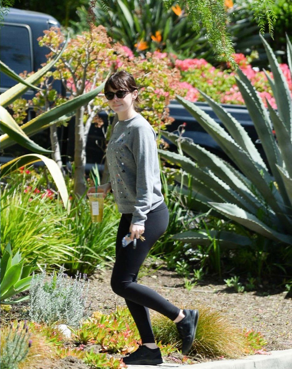 emma stone throwbacks| fan account tweet media