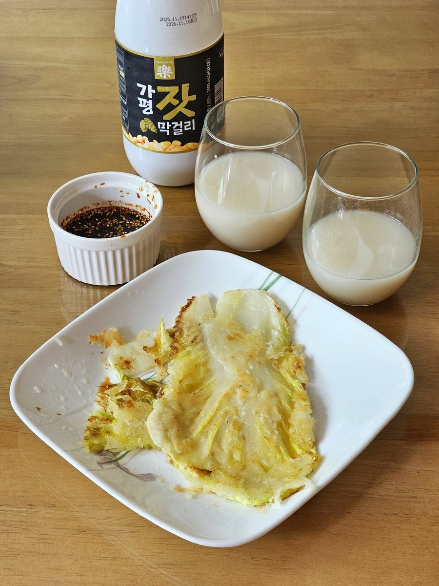왕사남 보고 배추전이 먹고싶어서 마트에서 재료 사와서 배추전 만들어서 막걸리와 함께 먹음. 오랜만에 먹으니 맛있네😋