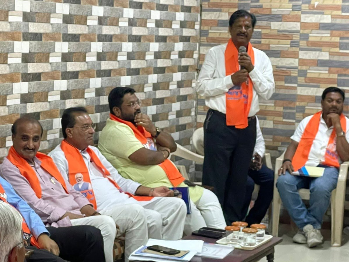 BJPNavsari_'s tweet photo. આગામી સ્થાનિક સ્વરાજ્યની ચૂંટણીને અનુલક્ષીને ગણદેવી તાલુકા મંડળના હોદ્દેદારો અને કાર્યકર્તાઓ સાથે આગામી કાર્યક્રમોના આયોજન માટે બેઠક યોજાઈ. જેમાં જિલ્લા અધ્યક્ષ શ્રી ભુરાભાઈ, રાજ્ય સરકારના કેબિનેટ મંત્રી નરેશભાઈ પટેલ અને નવસારીના ધારાસભ્ય રાકેશભાઈ દેસાઈ પણ ઉપસ્થિત રહ્યા https://t.co/0jXFegOvg8