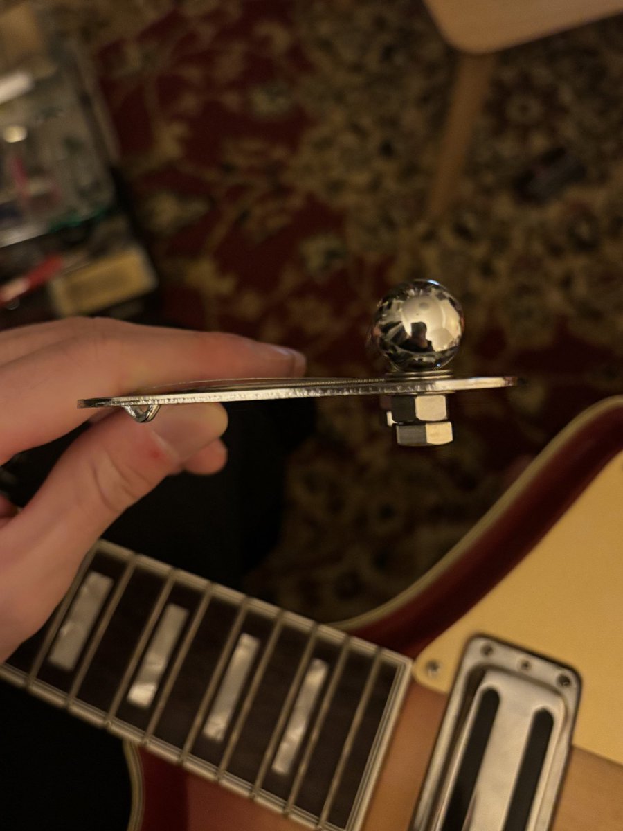 equip51's tweet photo. ネックにシム入れて
トレモロをボルトでガチガチに固めて
サドルをブラスに変えて
ピックアップをダイナソニックタイプにしてカバーだけ元のトースターピックアップに変えた！ https://t.co/BUR8QZifGX