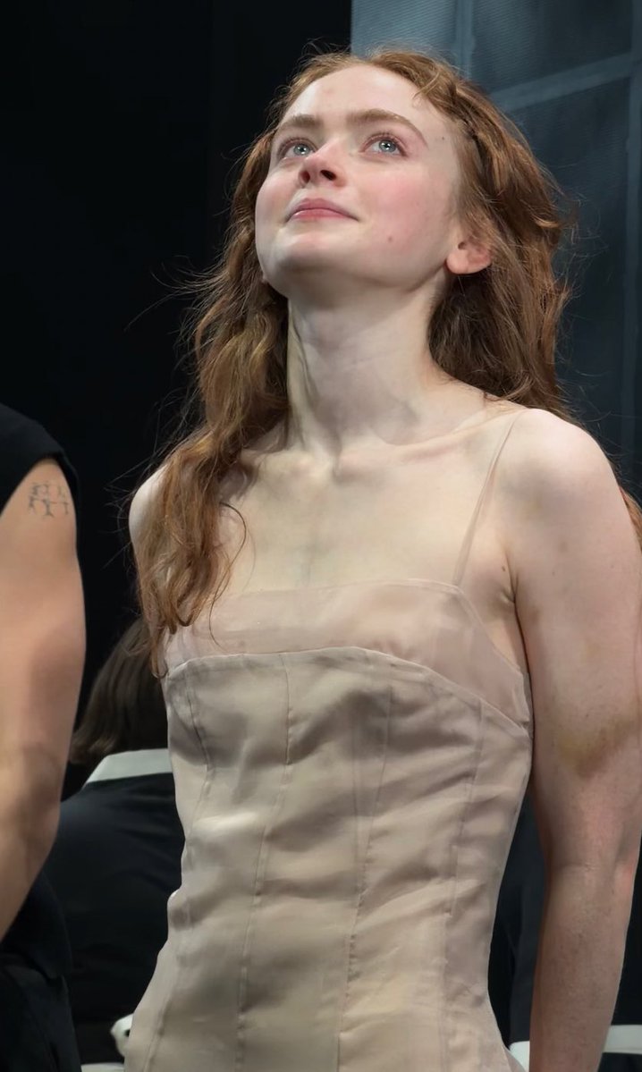 Ispeedgang's tweet image. Sadie Sink during the curtain call for ‘Romeo &amp;amp; Juliet’