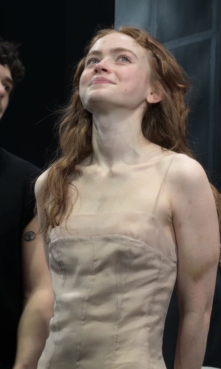 Ispeedgang's tweet image. Sadie Sink during the curtain call for ‘Romeo &amp;amp; Juliet’