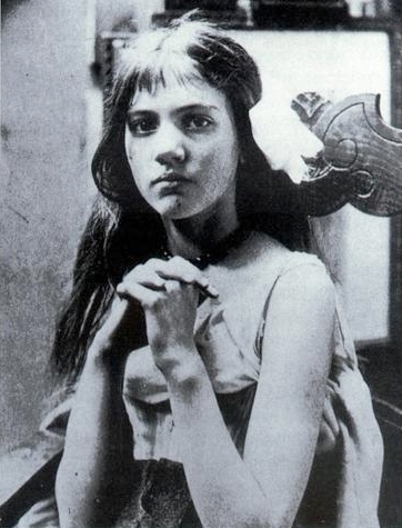 lorraineelizab6's tweet photo. Iseult Gonne (6 Aug 1894 Paris-22 March 1954 #Laragh🏰, #Wicklow). Daughter of Maud Gonne & Lucien Millevoye. Wife of Irish novelist Francis Stuart. V sad story of how she was conceived, & her mum never acknowledged her (referred to as Maud's niece/cousin) https://t.co/WO5Hl0utFe https://t.co/3VlSXNAJ70