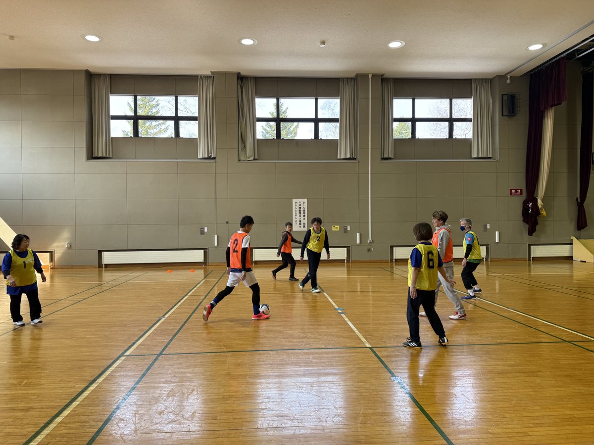 SapporoWFC's tweet photo. 今日の #ウォーキングフットボール は篠路コミセンにて17名で開催！
北見での普及を考えてらっしゃる方も参加されたので、様々なルールで楽しみました😊先日AIから勧められたエース制度、各チーム1人ずつ選ばれたエースのゴールは2点というルールがなかなか好評でした☺️ https://t.co/TIOAnq2Y1r