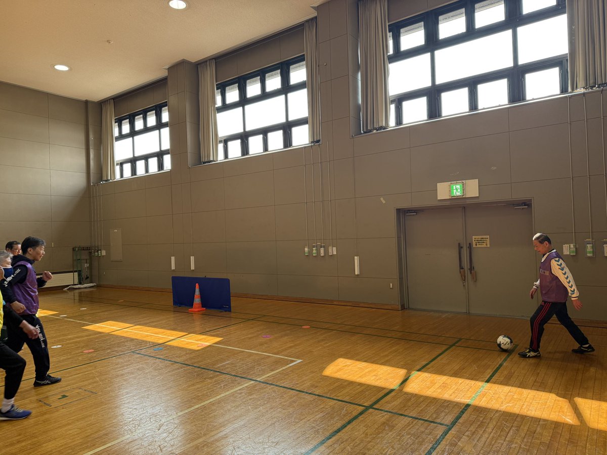 SapporoWFC's tweet photo. 今日の #ウォーキングフットボール は篠路コミセンにて17名で開催！
北見での普及を考えてらっしゃる方も参加されたので、様々なルールで楽しみました😊先日AIから勧められたエース制度、各チーム1人ずつ選ばれたエースのゴールは2点というルールがなかなか好評でした☺️ https://t.co/TIOAnq2Y1r