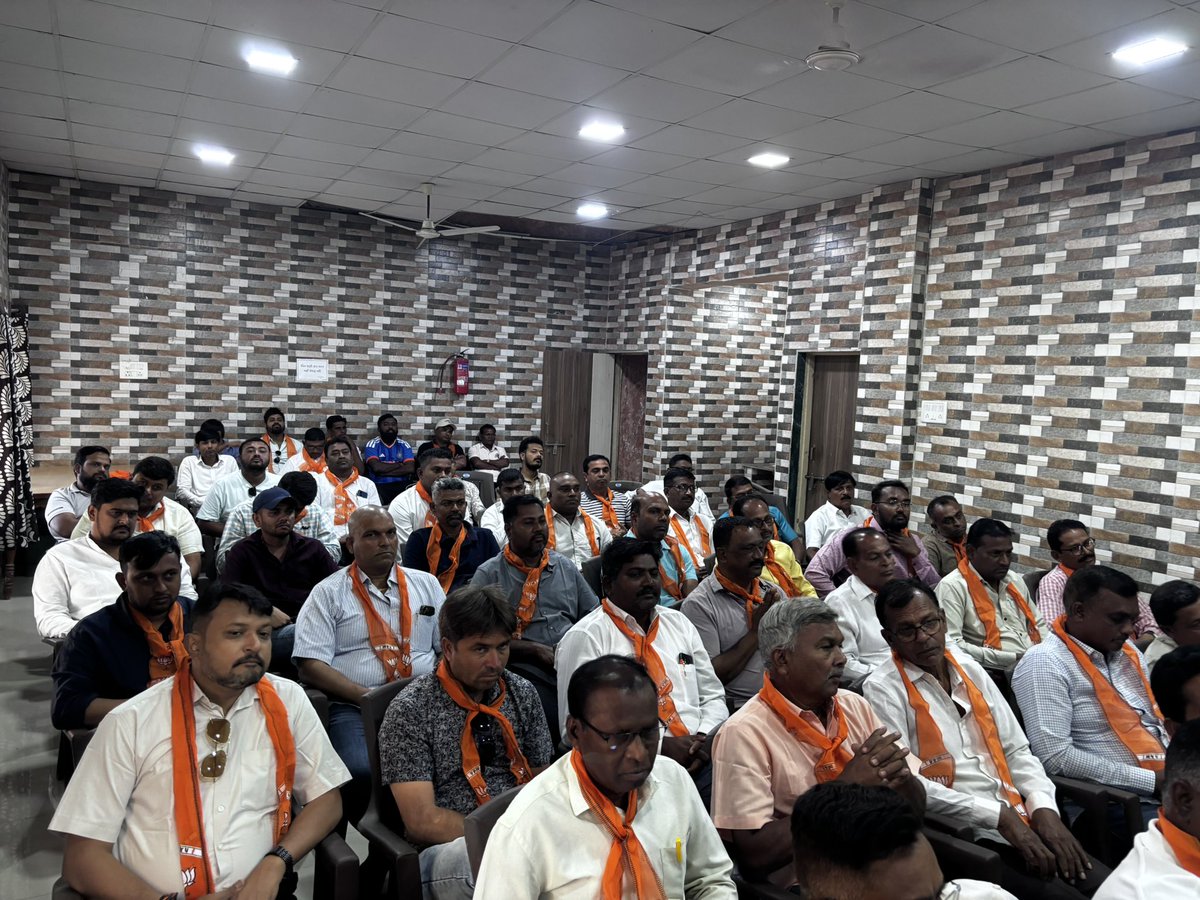 Devalnaik12's tweet photo. આગામી સ્થાનિક સ્વરાજ્યની ચૂંટણીને અનુલક્ષીને ગણદેવી તાલુકા મંડળના હોદ્દેદારો અને કાર્યકર્તાઓ સાથે બેઠક યોજાઈ. જેમાં જિલ્લા અધ્યક્ષ @BhurabhaiShah , રાજ્ય સરકારના કેબિનેટ મંત્રી @NareshPatelBJP અને નવસારીના ધારાસભ્ય @Rakeshdesaimla પણ ઉપસ્થિત રહ્યા https://t.co/HcLM9tXT9K