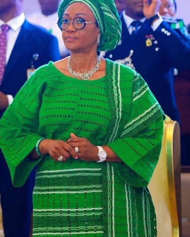 This our Mama is very beautiful o! She understands fashion, and portrays our flag in a flamboyant way.

I think it's high time we started flaunting our flag and make it our National attire, just like the Ghanian kente.

What do you all think❓️<a href="/RemiTinubu/">Remi Tinubu</a>