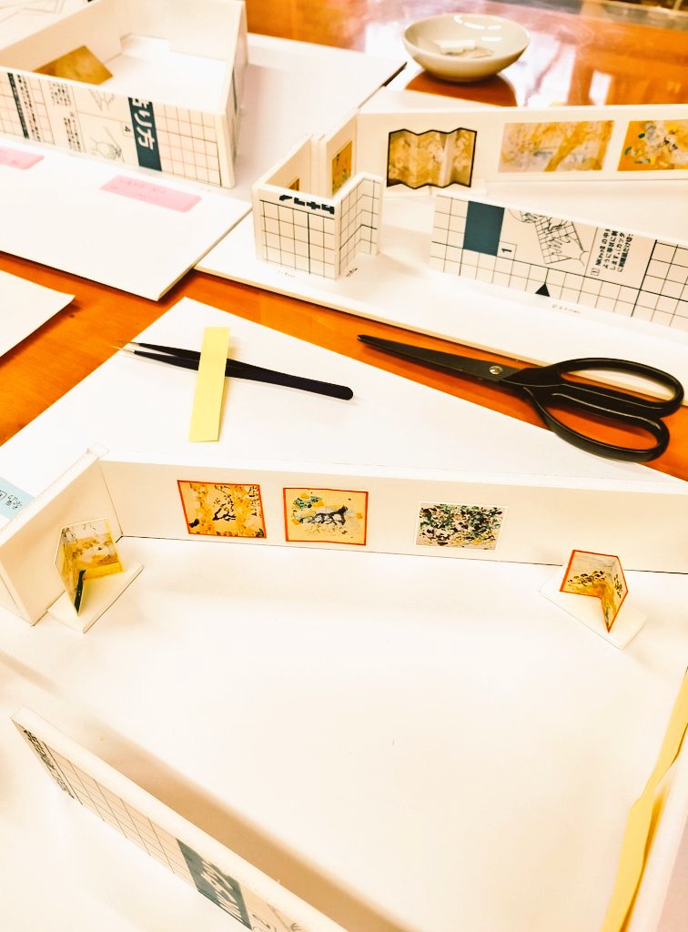 来年1月に佐藤美術館で全フロアを使った個展を開催することになり、初めて展示模型を作っています。

作品をあっちへこっちへ入れ替えて…とやってるだけで1日が終わる。
自分のこれまでの作品を総覧できる展示にします！お楽しみに🌸🌸🌸

#佐藤美術館 #武田裕子個展