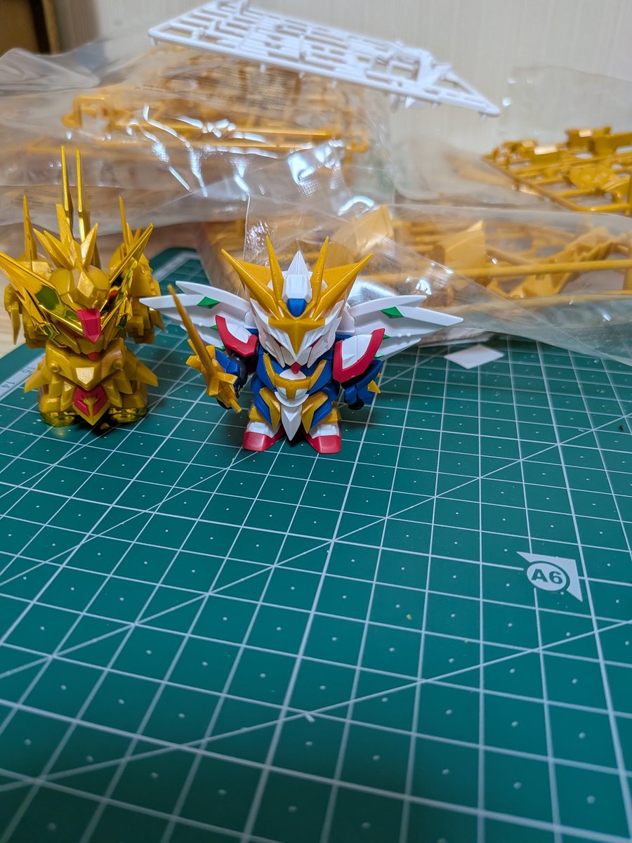 太陽騎士ゴッドガンダムもピンピンで小さいけど
このカッコよさよ。
翼は一体だけど
一応分割しようと思えば出来る構造に成ってるところも良いですね。
イヤ～良いですね。