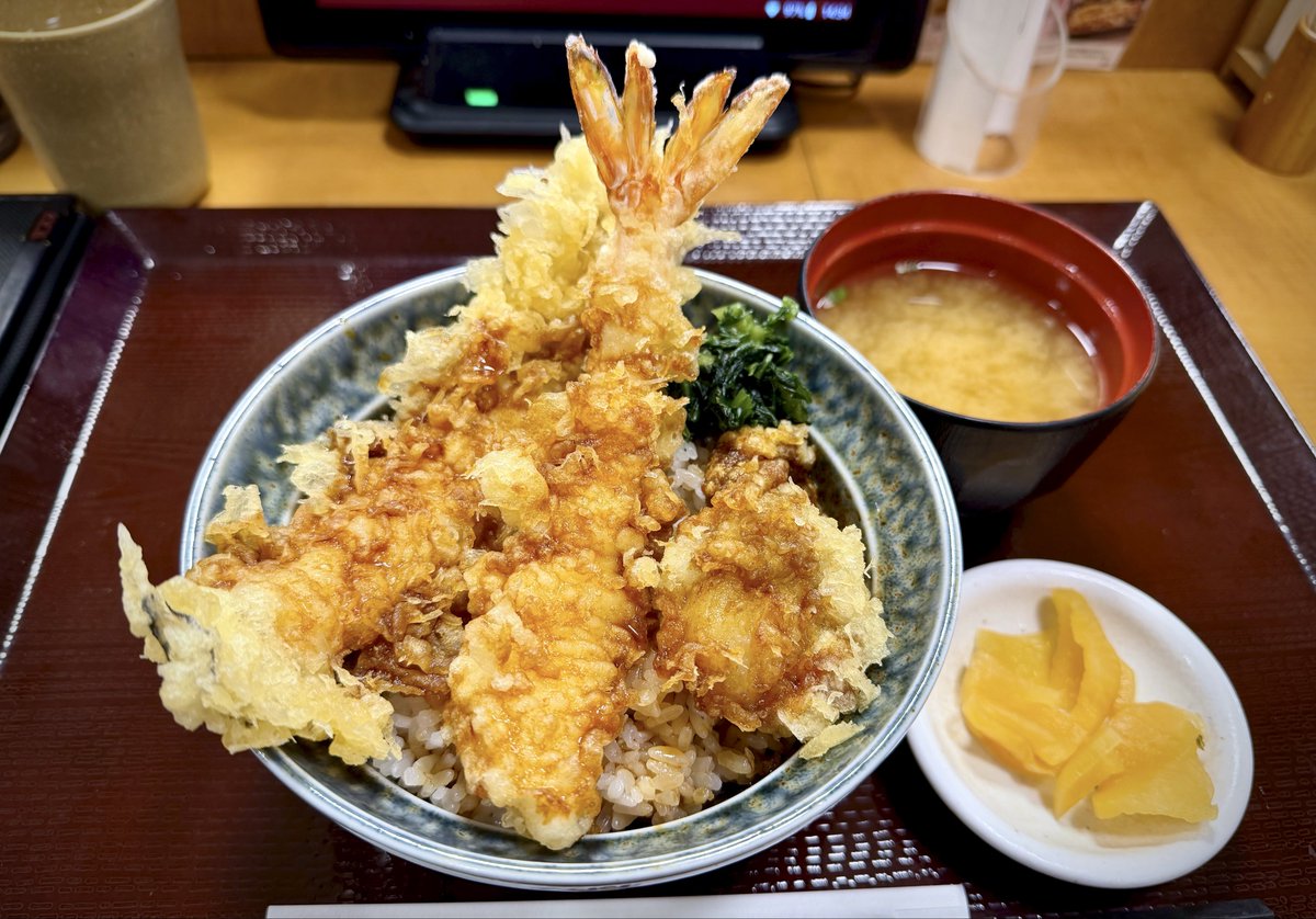 天丼てんや 期間限定 春ご馳走天丼
（天然大海老 活〆一本穴子 帆立 紀州南高梅）

梅の天ぷら初めて食べた。