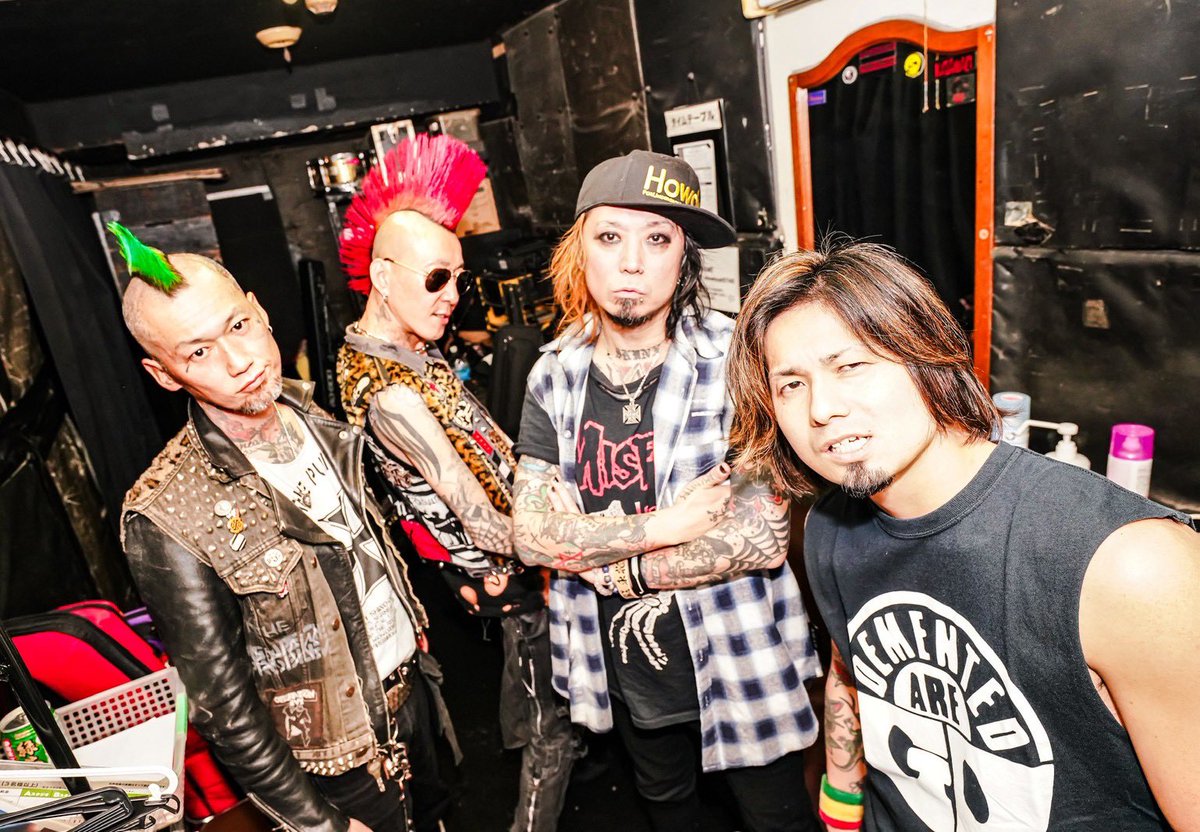 SKINHEAD GIRL tweet media