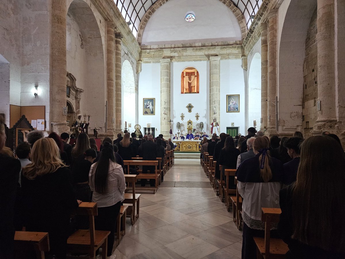 Angustias1911's tweet photo. El Santísimo Cristo de la Buena Muerte y Nuestra Señora de las Angustias ya se encuentran en la Iglesia de la Inmaculada Concepción, Compañía de María O.D.N., tras el solemne traslado.

Previamente, celebramos la Misa de Nazarenos, pidiendo por todos los que participaremos en la Estación de Penitencia el próximo Jueves Santo.
Al finalizar la eucaristía la Capilla Musical @passioalmeriensis hizo entrega a la hermandad de las partituras del Himno de la Virgen de las Angustias adaptado a este estilo musical.

Gracias a todos los hermanos y devotos que nos acompañasteis en la noche de ayer 
#AngustiasSerHermandad