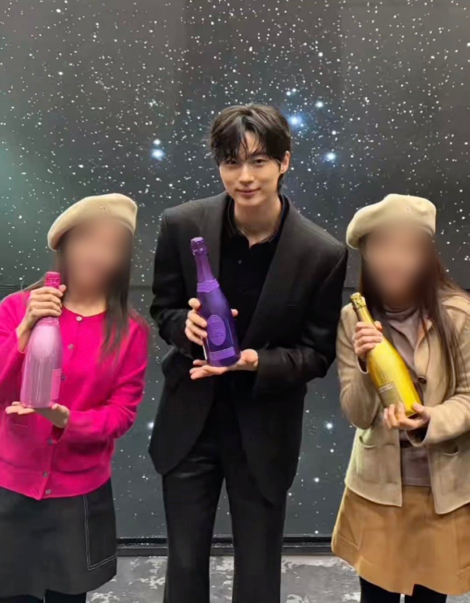 <르 레브 브리앙> 촬영장에서 사진 찍어줬나봄

instagram.com/reel/DV2vIwZEa…