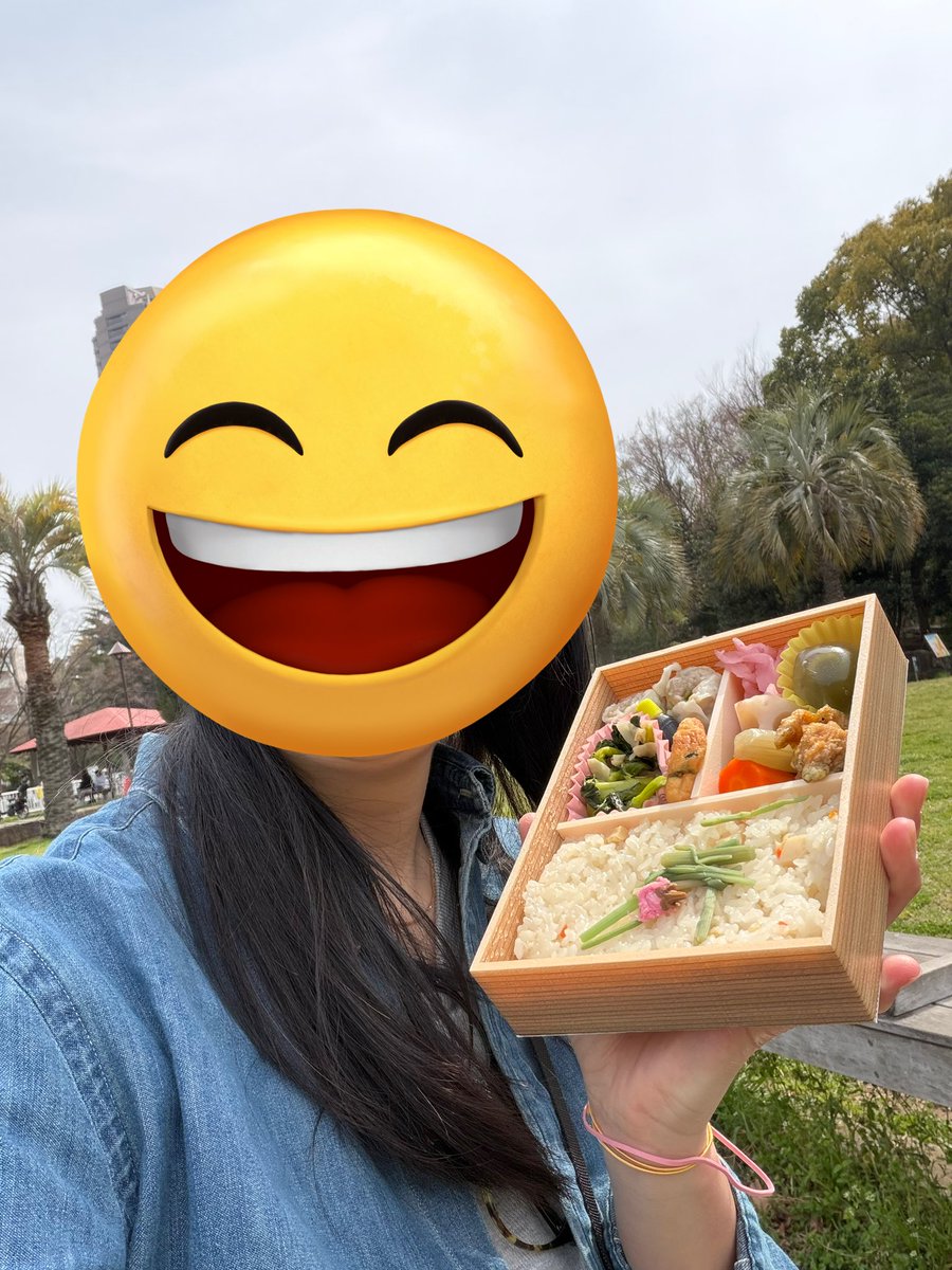 暖かな春の日、桜もちらほら咲き始めてますね。
こちらは崎陽軒の「おべんとう・春」🌸
ビールを飲みながらいただくお弁当の美味しいこと🤭春っていいですね〜☘️