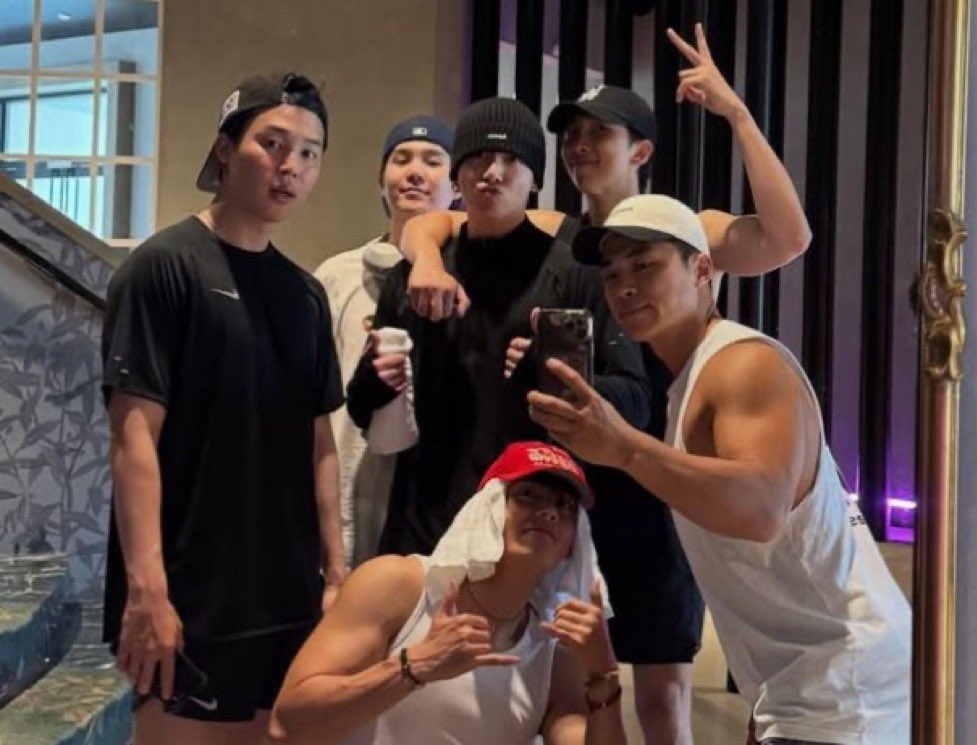 jungkook admirer tweet media