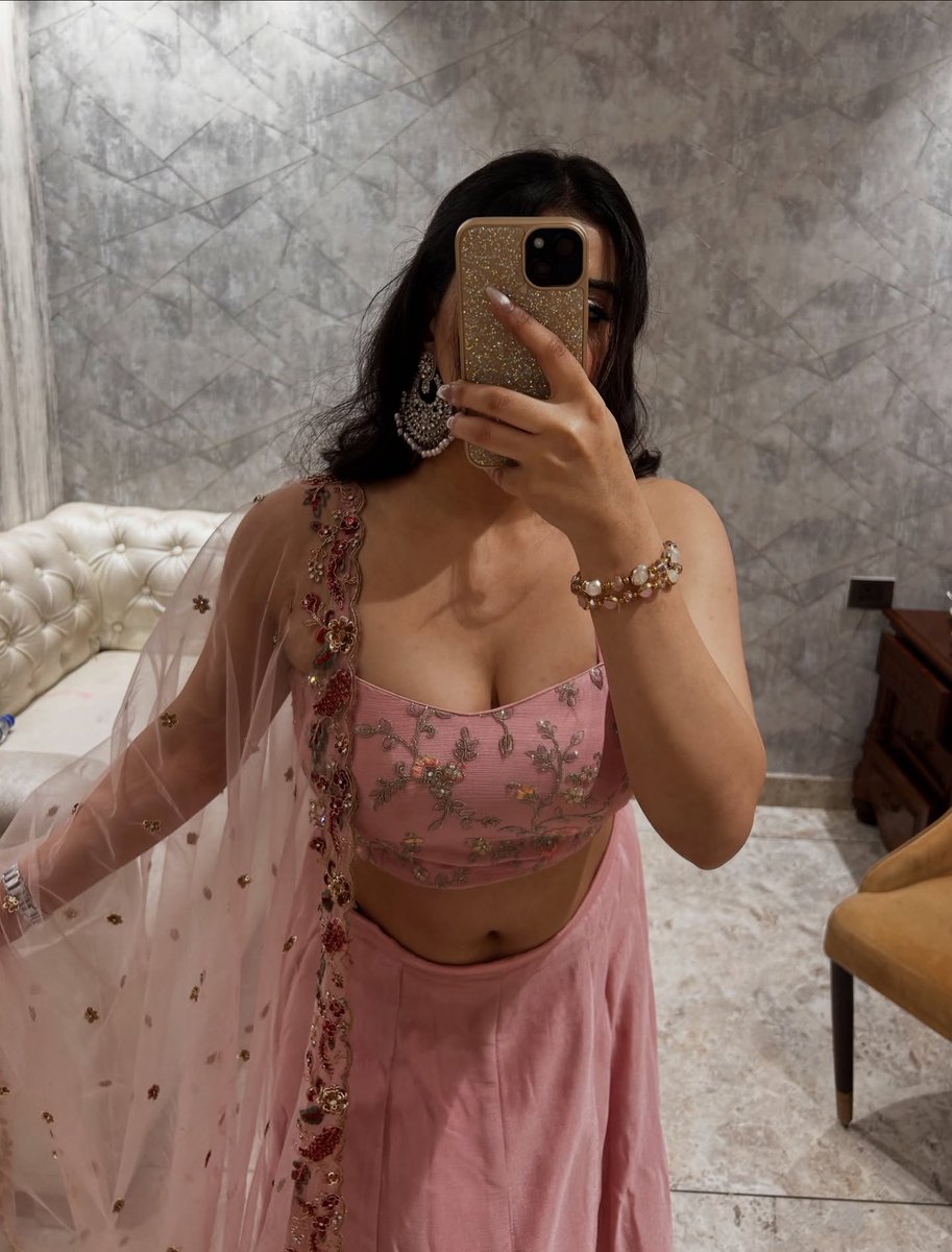 Sin_City007's tweet image. Good Afternoon ☀️🥰  

Does this messy updo suit me, or should I stick to my usual style? 😉✨  

#GoodAfternoon #Hairstyle  
#MessyLook #StyleCheck #LoveYouAll