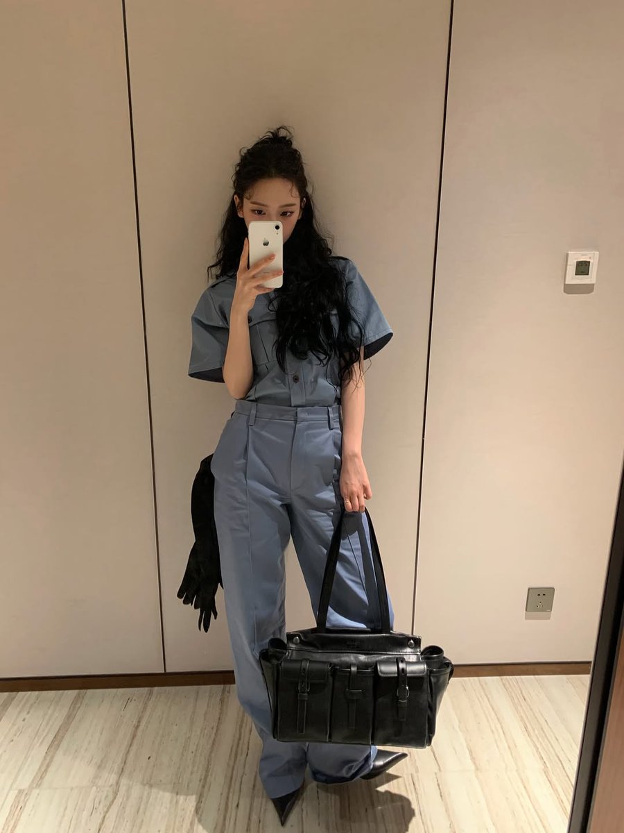 BEMYKARINA_TH's tweet image. [260322 @.katarinabluu] #KARINA 
อัปเดตไอจีโพสต์ 📸×20 (1/5)
🎵 Durand Jones &amp;amp; The Indications, Aaron Frazor • Flower Moon

👜 @prada #PradaSS26 #adv