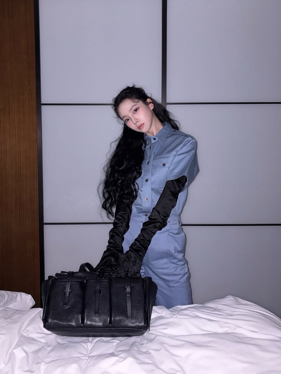 BEMYKARINA_TH's tweet image. [260322 @.katarinabluu] #KARINA 
อัปเดตไอจีโพสต์ 📸×20 (1/5)
🎵 Durand Jones &amp;amp; The Indications, Aaron Frazor • Flower Moon

👜 @prada #PradaSS26 #adv