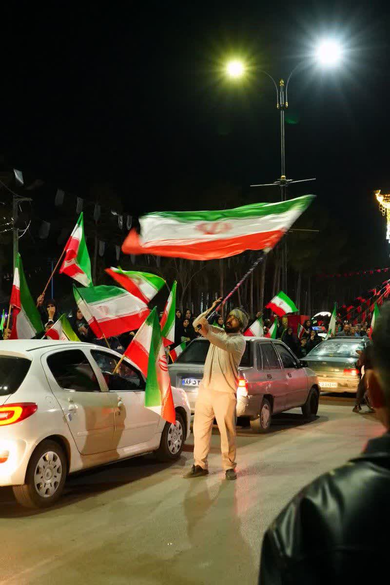 آنچه دشمن رو شکست داد، فقط تجهیزات نظامی نبود، بلکه «خط دفاعی گسترده» ملت در خیابان و میدان بود.
#ایران_غیور
#لبیک_یا_خامنه_ای